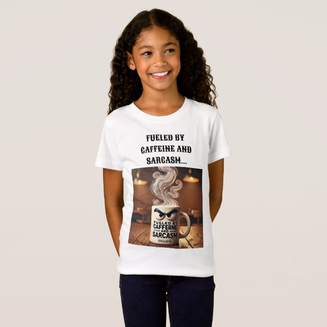 Camiseta Alimentado por Caffeine & Sarcasm Tee Design. (Anverso completo)