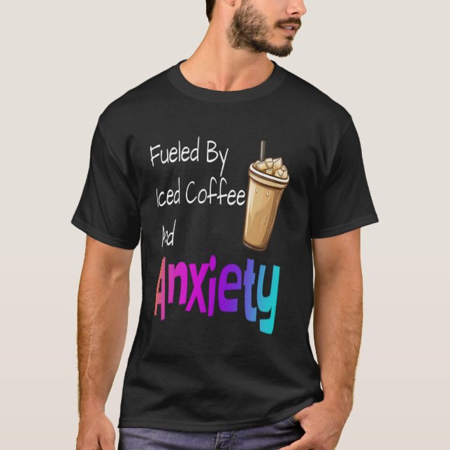 Camiseta Alimentado Por El Café Helado Y La Ansiedad Gracio (Anverso)