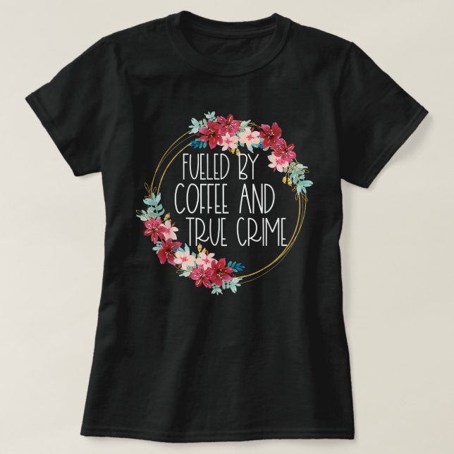 Camiseta Alimentado Por El Café Y El Verdadero Crimen Stuff (Diseño del anverso)