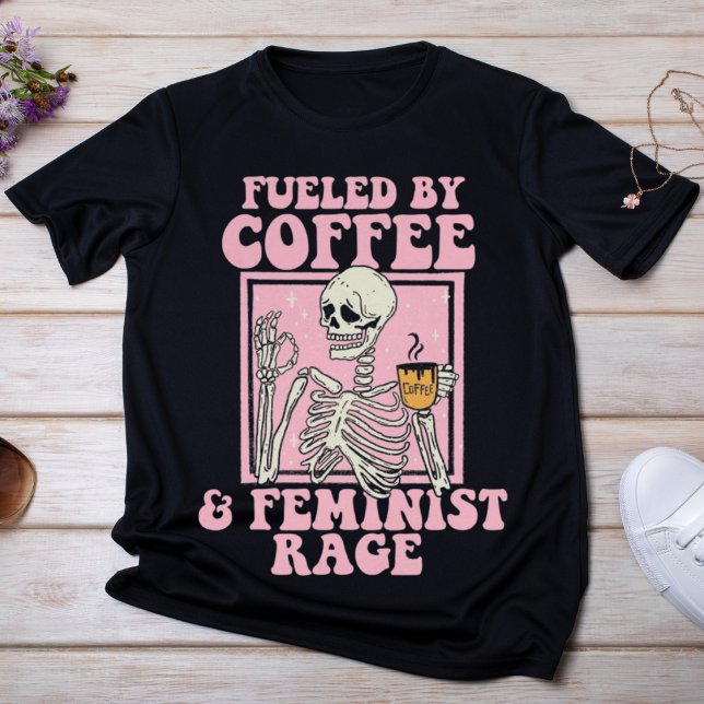 Camiseta Alimentado por el café y la ira feminista (Subido por el creador)