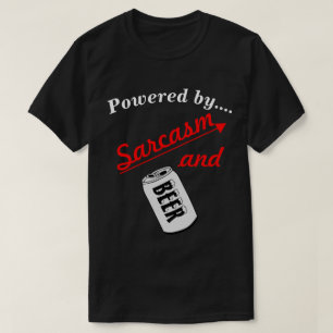 Camiseta Alimentado por el sarcasmo y la Novedad de la cerv