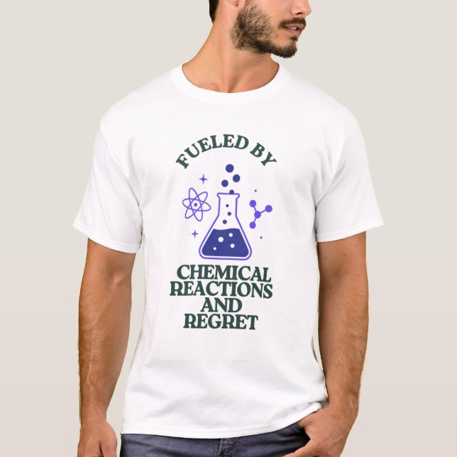 Camiseta Alimentado por las reacciones químicas y el arrepe (Anverso)