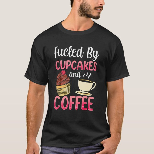 Camiseta Alimentado Por Pasteles Y Café Cupcake Comido (Anverso)