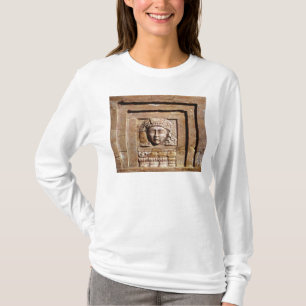 Camiseta Alivio que representa a una mujer en una ventana