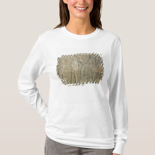 Camiseta Alivio que representa los tributarios de Sargon II (Anverso)