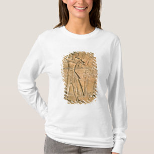 Camiseta Alivio que representa Tuthmosis III que hace