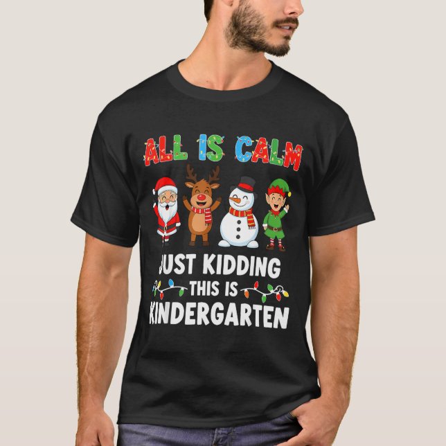 Camiseta All Is Calm Just Kidding This Is Kindergarten Chri (Anverso)