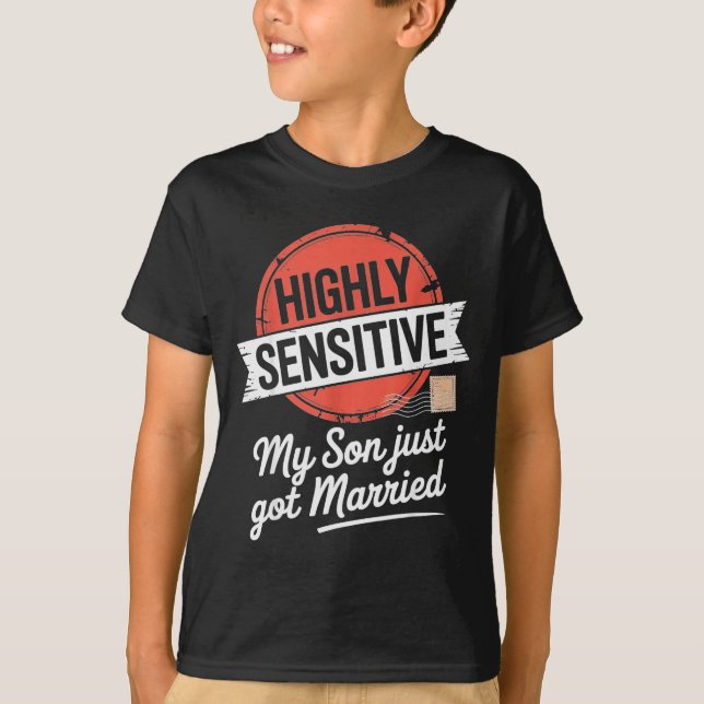 Camiseta Altamente Sensible Mi Hijo Se Acaba De Casar  (Anverso)