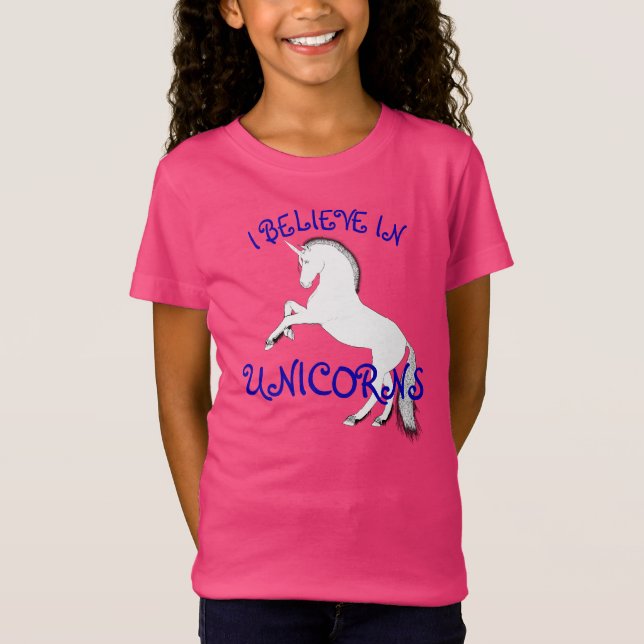 Camiseta Alzando el unicornio blanco y "me crea en (Anverso)