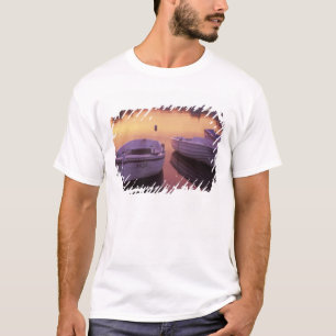 Camiseta Amanecer sobre el puerto de Stari Grad con pesca