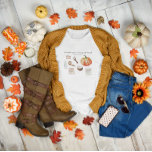 Camiseta Amante de las especias de calabaza | Monograma Oto<br><div class="desc">Camiseta de calabaza con especias de calabaza con una gran tipografía y una receta de especias de calabaza acuática. Personalizar estas lindas camisetas de otoño con tu apellido para una reunión familiar o una cena de Acción de Gracias. Perfecto para fotos familiares, fiestas de reuniones, viajes por carretera y más....</div>