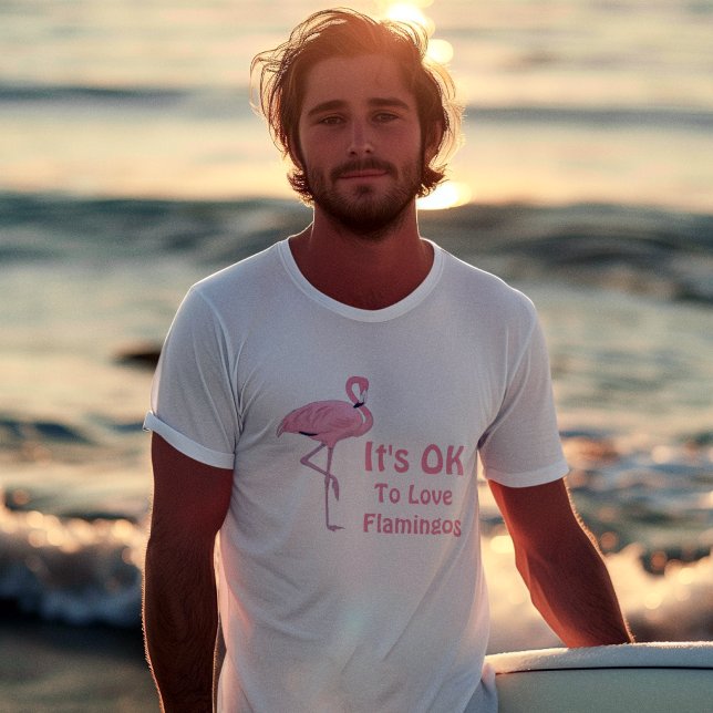 Camiseta Amantes Divertidos de Flamencos (handsome young adult male surfer wearing it's ok to love flamingos tee shirt)