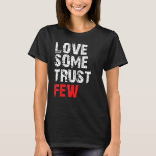 Camiseta Amar a algunos confía en pocos motivos
