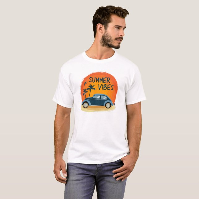Camiseta ambiente veraniego con coche retro en la playa (Anverso completo)