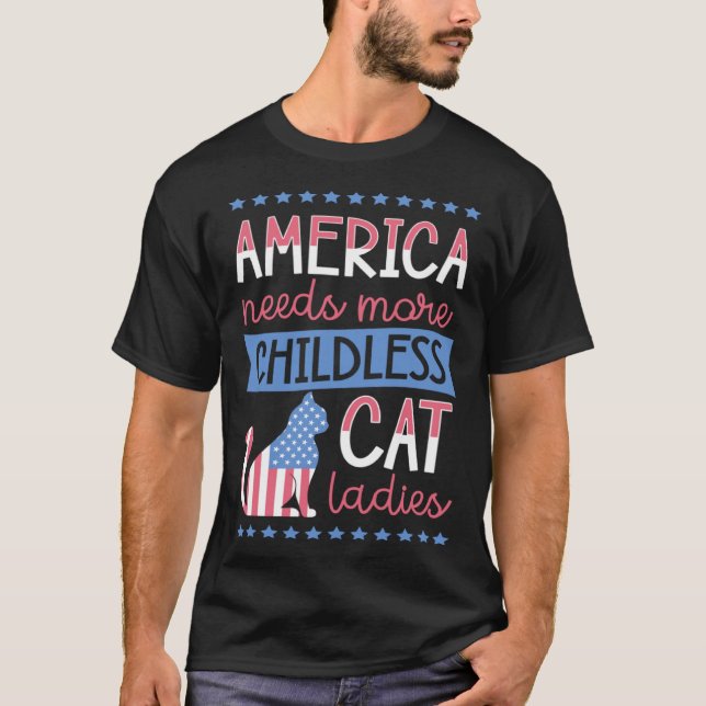 Camiseta America Needs More Childless Cat Ladies Childless (Anverso)