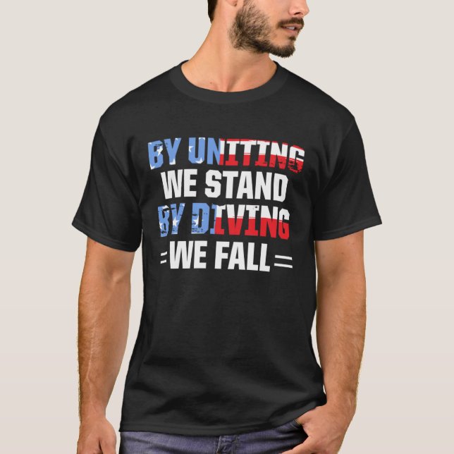 Camiseta America Patriotic By Uniting We Stand By Dividing  (Anverso)
