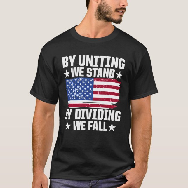 Camiseta America Patriotic By Uniting We Stand By Dividing  (Anverso)