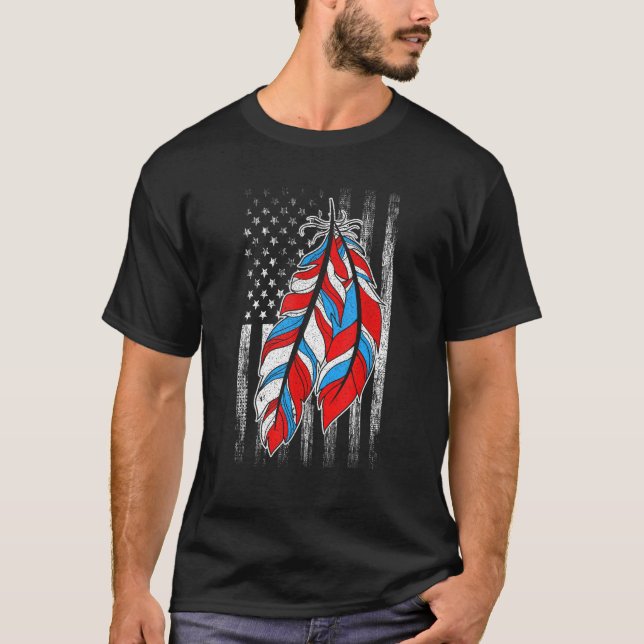 Camiseta American Flag  Native Feather Pride Month Indigeno (Anverso)
