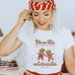 Camiseta Amigo de la mujer revela a la tía Gingerbread<br><div class="desc">Esta camiseta de la tía de la Revelación de Género Gingerbread es perfecta para cualquier Navidad de Género. Con el descarado diseño de "Él o Ella,  sólo la tía sabe qué galleta será",  esta adorable camisa es ideal para la tía que está a cargo de guardar el secreto.</div>