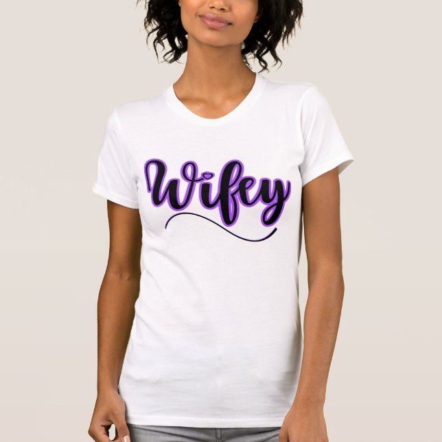 Camiseta Ammo Apparel USA Wifey Bold Purple Woman's (Anverso)
