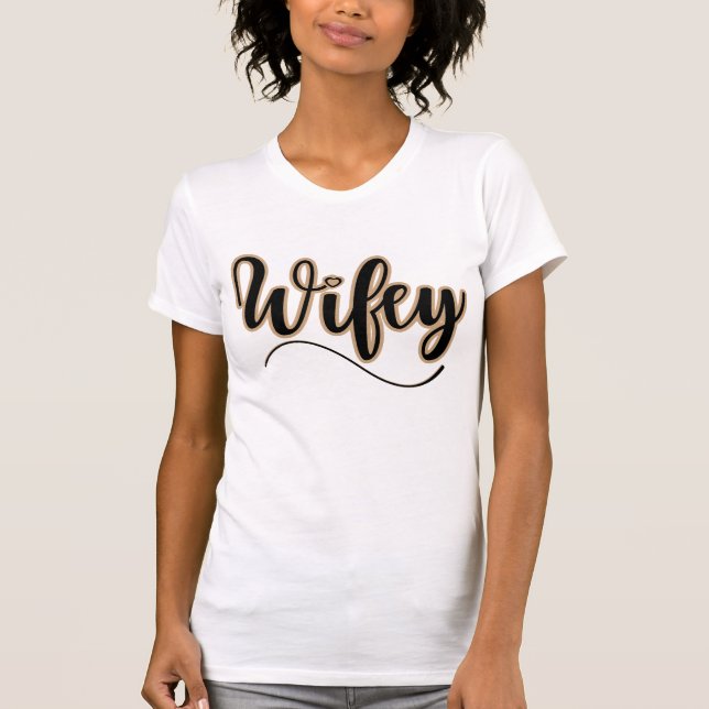 Camiseta Ammo Apparel USA Wifey Tan Bold Woman's (Anverso)