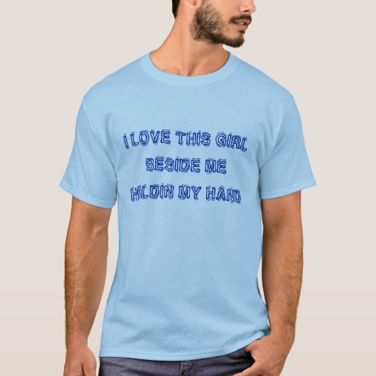 CAMISETA AMO A ESTE CHICA AL LADO DE MÍ HOLDIN MI MANO