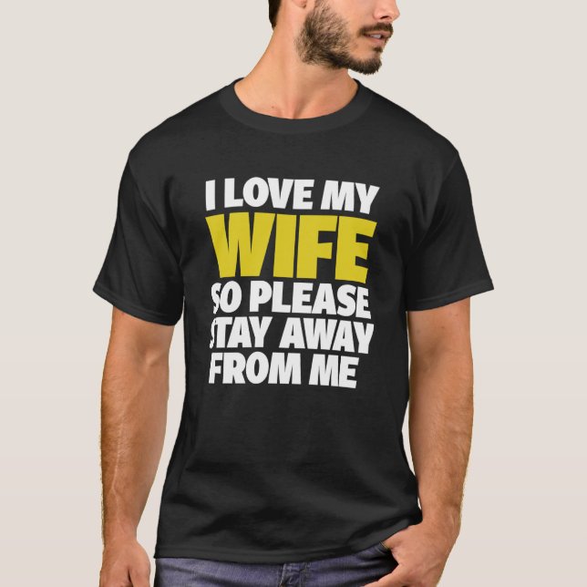 Camiseta Amo A Mi Esposa, Así Que Por Favor Permanezca Alej (Anverso)