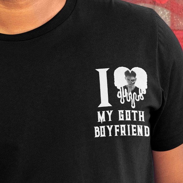 Camiseta Amo a mi Gótico amigo amigo amigo amigo mío Escudo (Black t-shirt with photo of loved on in a dripping heart, and text says 'I heart my Goth Boyfriend')