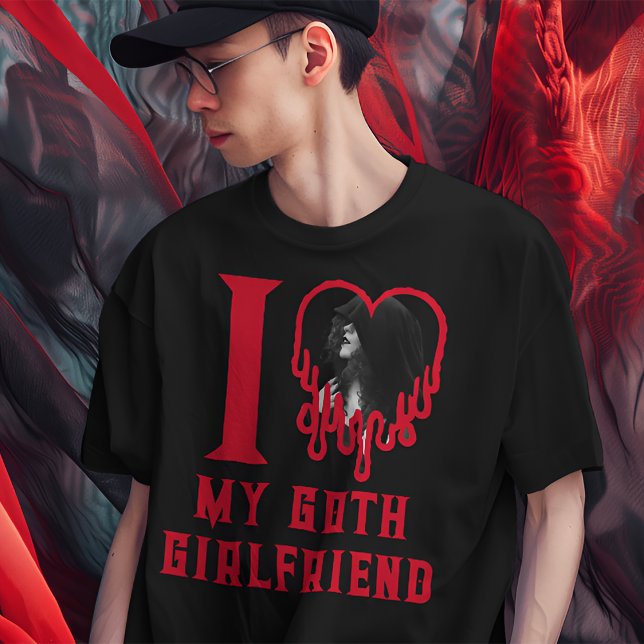 Camiseta Amo a mi Gótico Novia Sangrando foto de corazón ro (Gothic t-shirt that says 'I ♥ my goth girlfriend' with a photo of your girlfriend in the heart.)