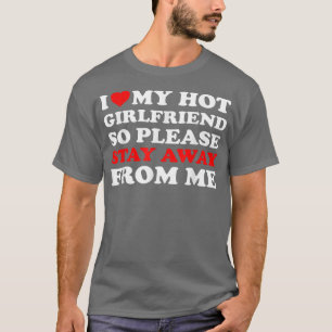 Camiseta Amo A Mi Novia Caliente Así Que Aléjate De Mí.