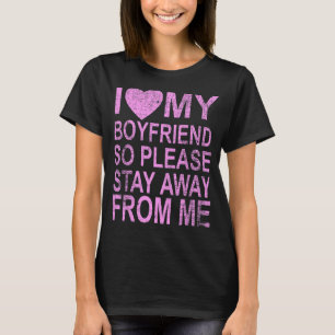 Camiseta Amo A Mi Novio Así Que Por Favor Permanezca Alejad