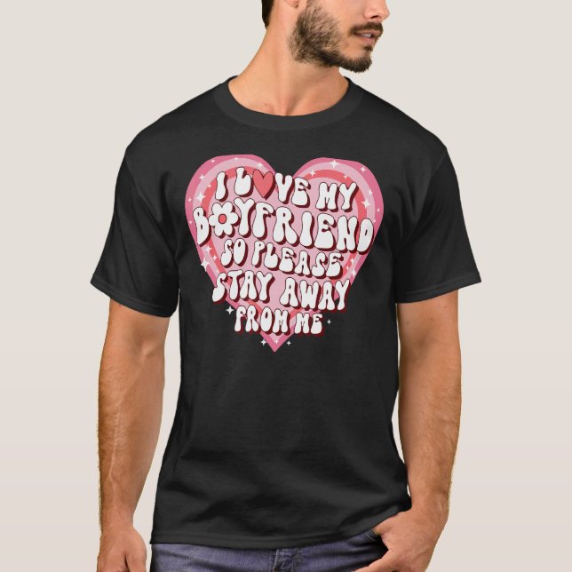 Camiseta Amo A Mi Novio Así Que Por Favor Permanezca Alejad (Anverso)