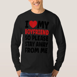 Camiseta Amo A Mi Novio Así Que Por Favor Permanezca Alejad