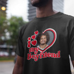 Camiseta Amo a mi novio Personalizado de fotos<br><div class="desc">¿Buscando un regalo único y romántico? ¡No busque más allá de esta camiseta de fotos de la personalizado I Love My Boyrfriend! Simplemente sube una foto tuya, y Zazzle la imprimirá en una camisa para ti. Esta camisa es perfecta para aniversarios, El día de San Valentín o cualquier otra ocasión...</div>