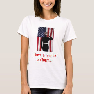 Camiseta Amo a un hombre en uniforme…