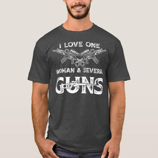 Camiseta Amo A Una Mujer Varias Pistolas (Anverso)