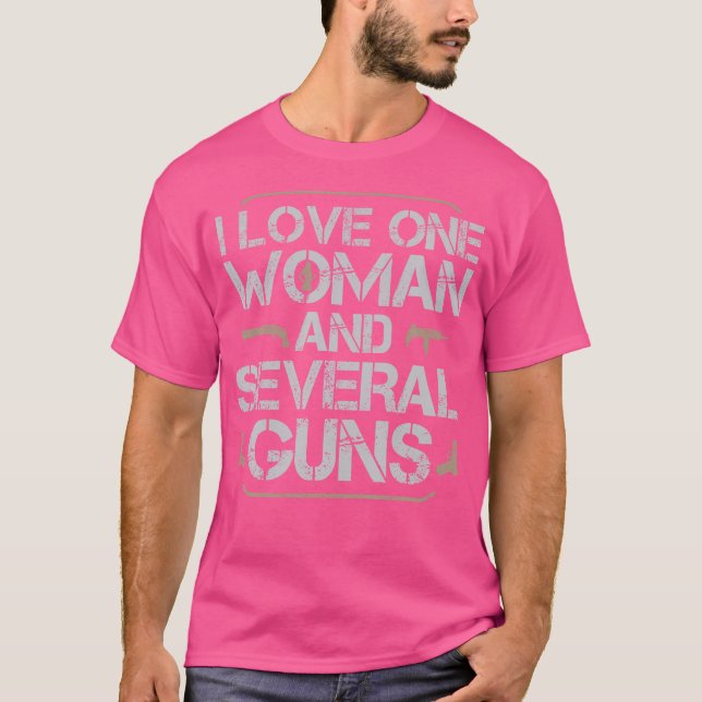 Camiseta Amo A Una Mujer Y Varias Pistolas (Anverso)