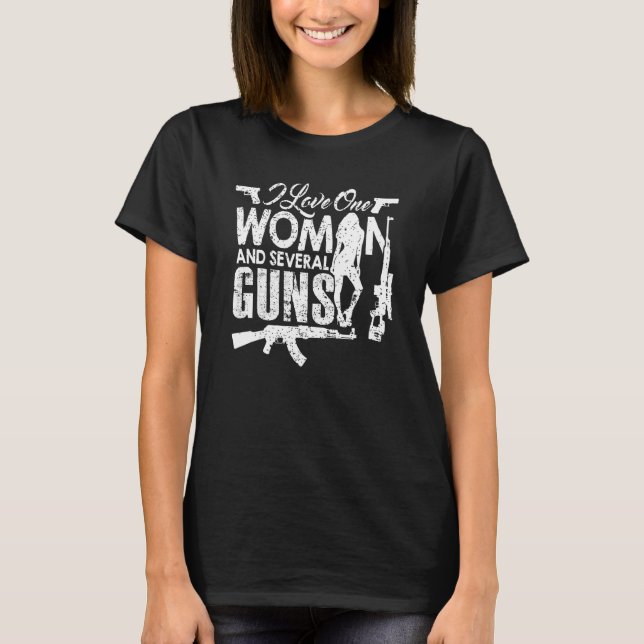 Camiseta Amo A Una Mujer Y Varias Pistolas (Anverso)