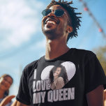 Camiseta Amo el regalo de mi novio de foto de mi corazón de<br><div class="desc">Junte el humor y el corazón con nuestra camiseta de regalo 'I Love My Queen', graciosa foto amiga del Boyfriend. Este diseño gracioso es un regalo ideal, ya sea su cumpleaños, un aniversario, o simplemente un gesto espontáneo de amor. Déjenlo usar su corazón en la manga (literalmente) y mostrar su...</div>