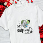 Camiseta Amo la foto personalizada del caballo de mi novia<br><div class="desc">¿A quién amas de verdad? ¡Tu novia o su caballo! Dale un regalo perfecto a tu novio este día de San Valentín con esta graciosa camisa de amante de los caballos! ¡Hay que tener para cada amante de los caballos y ecuestre! Un giro divertido en Amo a mi novia, esta...</div>