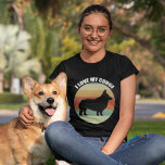 Camiseta Amo mi Corgi Cute Retro Perro atardecer femenino<br><div class="desc">Me Encanta Mi Atardecer De Corgi Retro. Cute Pembroke,  regalo del propietario del corgi galés con una hermosa silueta de perro de corgo contra un fresco fondo de los años 70 para un amante de la apariencia vintage.</div>