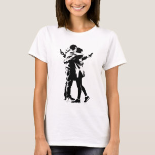 Camiseta Amor Desconectado: Arte de Romance Moderno al Esti