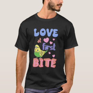Camiseta Amor En El Primer Bite Green Budgie Funny Birb Par