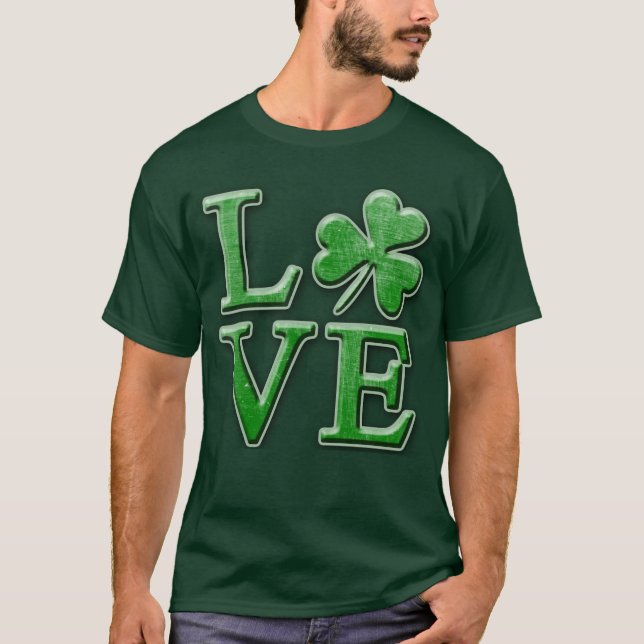 Camiseta AMOR en fuente verde angustiada con Shamrock (Anverso)
