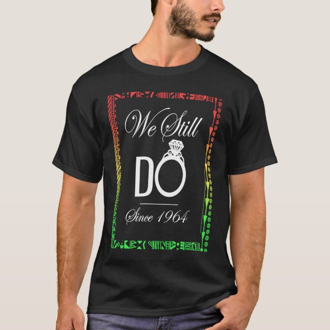 Camiseta Amor Negro QUE AÚN HACEMOS Casados Desde 1964 (Anverso)