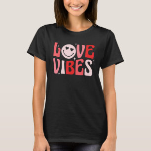 Camiseta Amor Vibes abrazos y besos Groovy Feliz San Valent