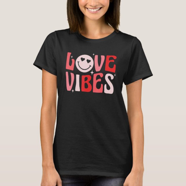 Camiseta Amor Vibes abrazos y besos Groovy Feliz San Valent (Anverso)
