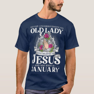Camiseta An Old Lady Who Believes In Jesus And Was Born