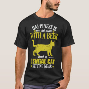 Camiseta Anciano con un gato bengalí sentado cerca bebiendo