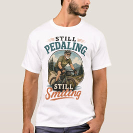 Camiseta Anciano en bicicleta, aún pedaleando, aún sonriend